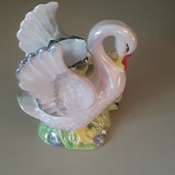 Painted white swan statue - Picture 3 of 4